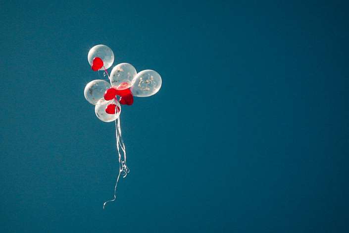 weiße und rote Luftballons